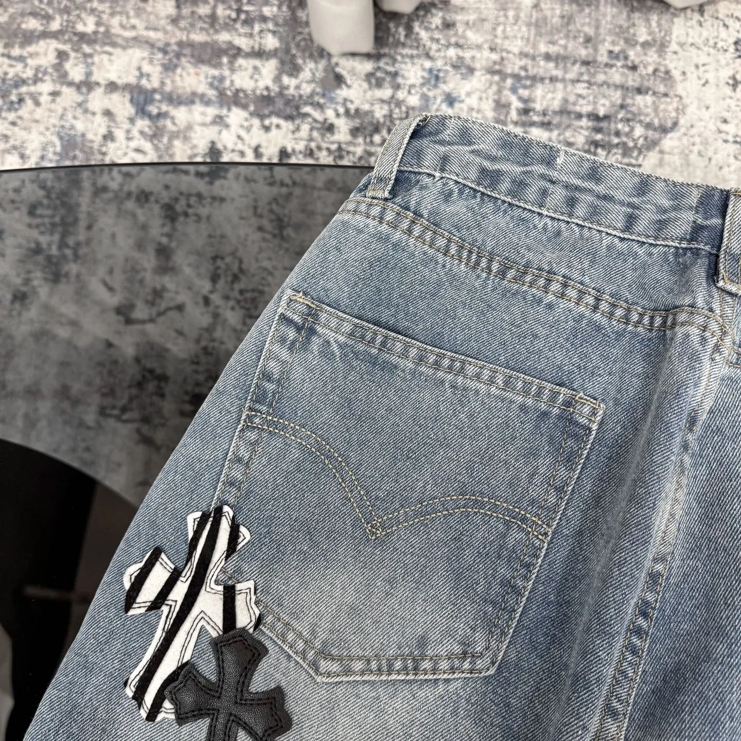 P280 CH Chromehearts zebra black and white cross patch patchwork jeans, priced at 34W level, patchwork cross pattern embellishment, washed jeans! ! An absolutely high-end luxury product, a 1.9W-level god-level single product, a super popular product, made by top heavy industry, a magic weapon that cannot be missed! [About Zangyin] This is an extremely luxurious fashion brand that can also be called the aristocracy of the high street. It has always been an exclusive brand for some hipsters or rich second generations. Compared with ordinary high streets, it is more luxurious and noble. Compared with luxury brands, it is more fashionable and individual. It has always been a brand that I have a special liking for. [Top heavy industry fashion design] Consistently high-street luxury style. Speaking of this style, the Zangyin family and GU family are definitely the leading representative brands. Especially the Zangyin family has really achieved a state-of-the-art effect in creating high-street style. The unique washed material is used to create this style. The color system is already quite eye-catching. After it is decorated with patchwork cross flowers, it cleverly highlights the charm of the brand. Secondly, this style uses classic The high-waist cutting design highlights the long legs and fashionable temperament of the upper body. The brand is highly recognizable and the slim fit configuration is more suitable for daily wear. It is a product that interprets personality, fashion, and specifications at a glance. This single product is enough to make any fan excited. It can be a white T-shirt for a youthful college style, or a tight suspender for a royal style. It has strong matching ability and can be easily controlled by men.  [Materials and craftsmanship] Needless to say, this point goes without saying. As an excellent craftsman brand, Zangyin’s requirements for details and craftsmanship are really perfect. The washed color of this model has gone through so many processes, not to mention the embellishment of denim appliques. It is also purely hand-made and sewn. Just like what they believe in, only hand-made things have soul and have the meaning of wear. A top-notch heavy-duty fashionable denim item, I look forward to your perfect interpretation! !  Color: blue Size: 28-36